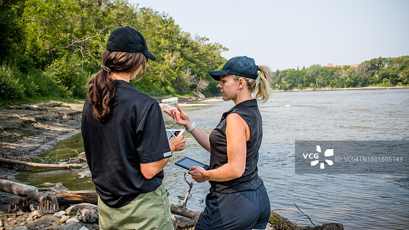 研究人员分析水样图片素材