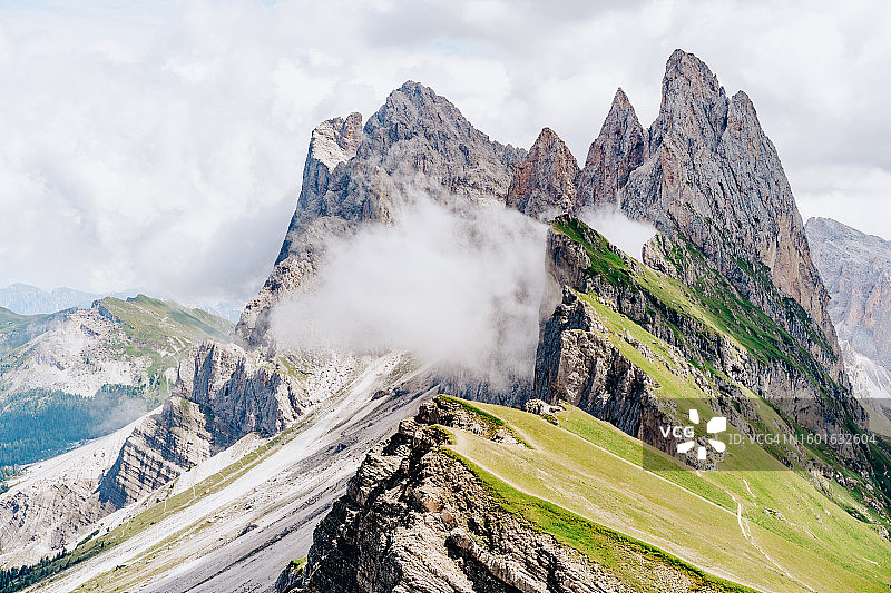 多洛米蒂阿尔卑斯山Seceda山顶的绿色田野（意大利，上阿迪杰）图片素材