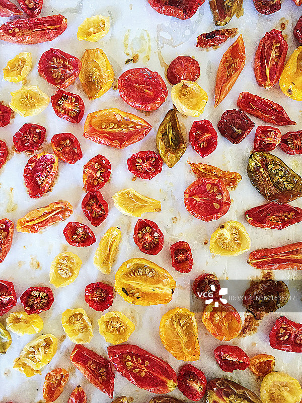 阳光晒干的樱桃番茄图片素材