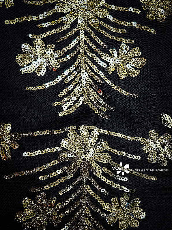 金色亮片在织物上的精致刺绣图片素材