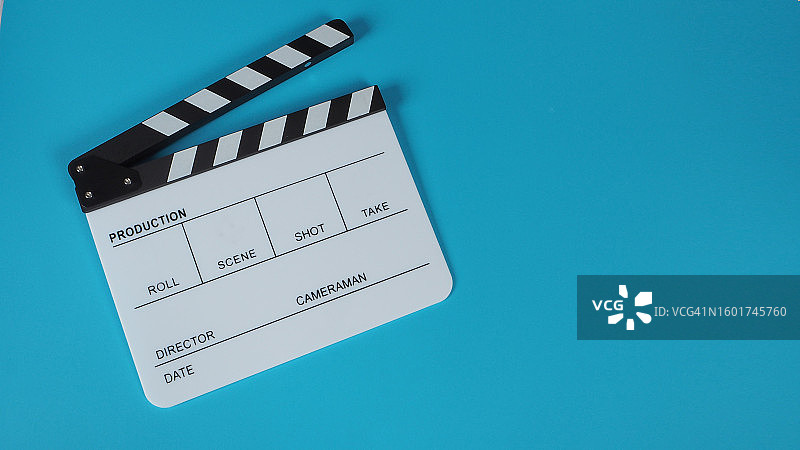 泰国蓝色背景上的电影场记板俯视图图片素材