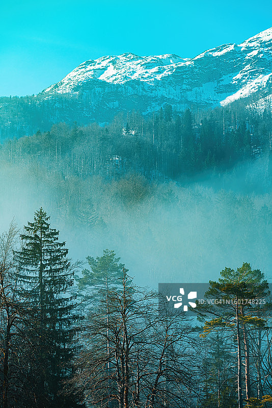 白雪皑皑的群山映衬着天空的美景图片素材