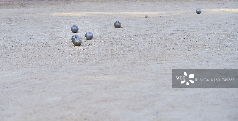 沙滩上的一组地滚球和球的低角度照片图片素材