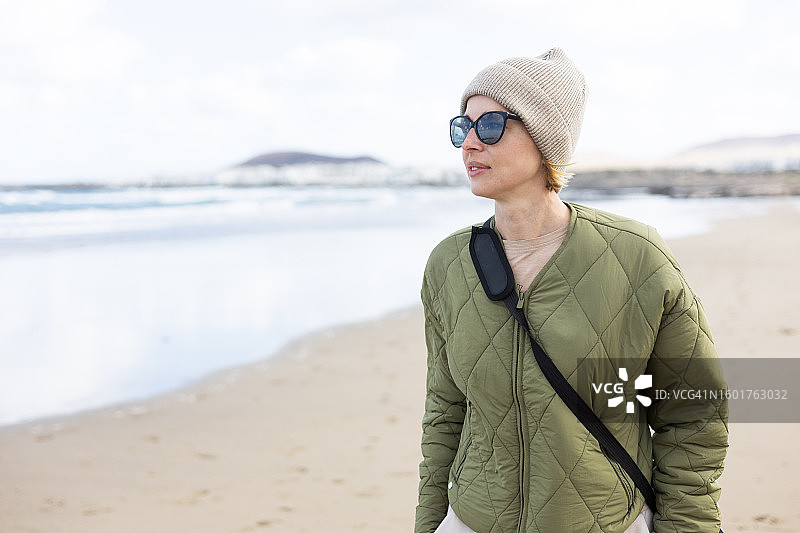 海滩上的女人图片素材