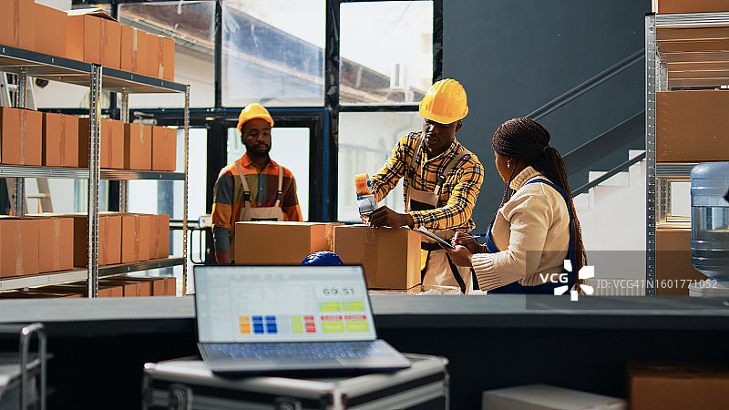 在仓库工作的商人图片素材