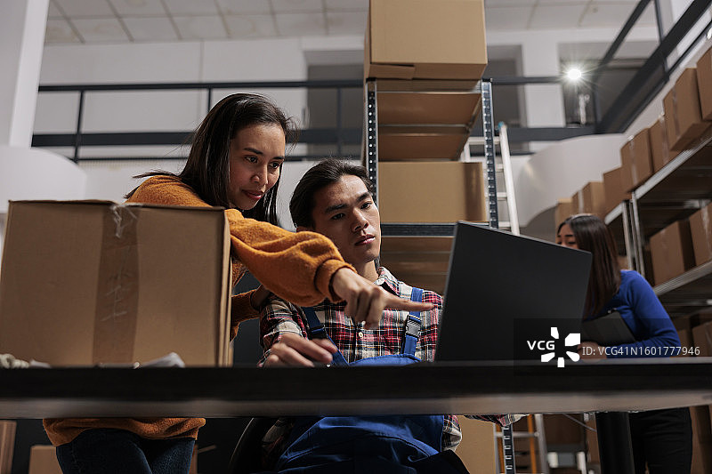 年轻建筑师在办公室工作图片素材