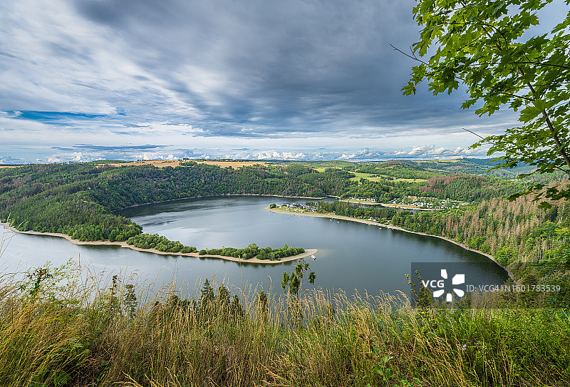 湖对天空的美景图片素材