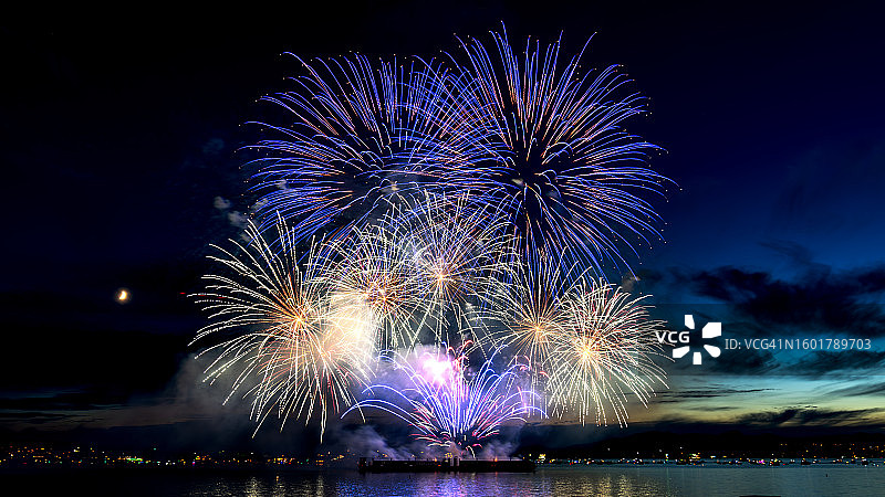 加拿大不列颠哥伦比亚省温哥华，夜空下的河上烟花图片素材