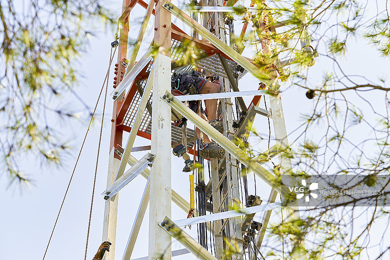 维修人员使用安全设备维护通信天线站图片素材