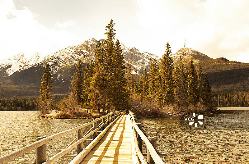 山间湖泊图片素材