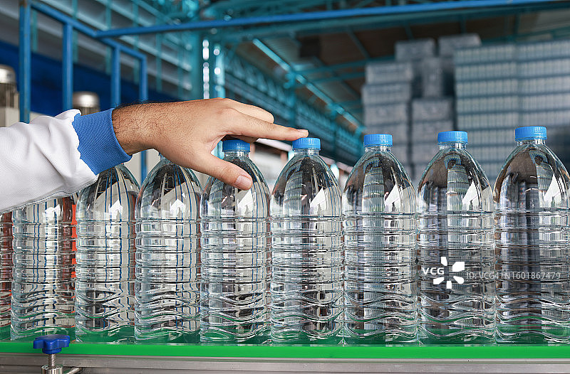 生产过程中传送带上的饮用水瓶图片素材