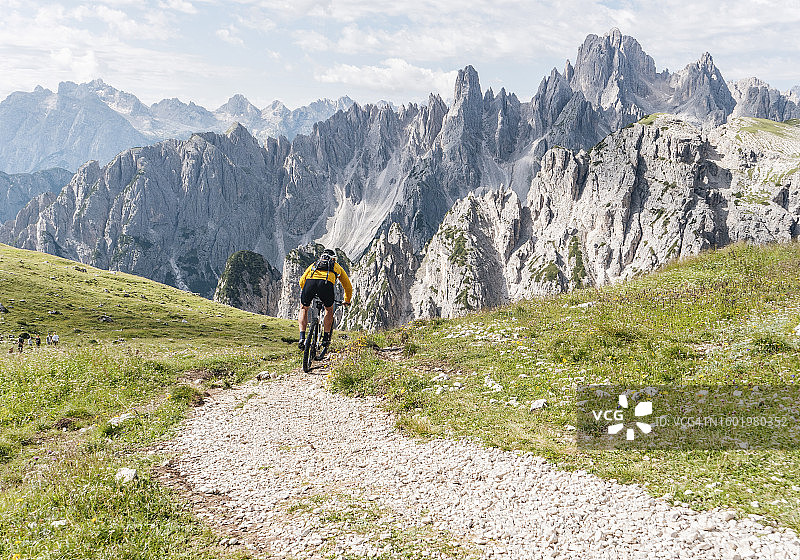 山地自行车在多洛米蒂山脉下坡图片素材