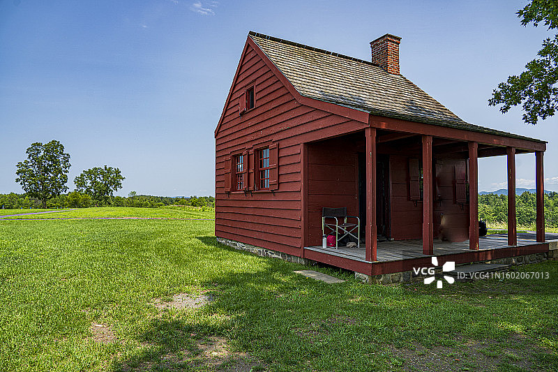 战场上的一所房子图片素材