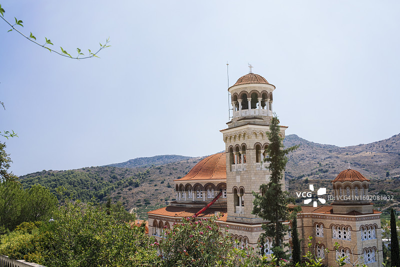 希腊埃伊纳岛的大教堂塔楼图片素材