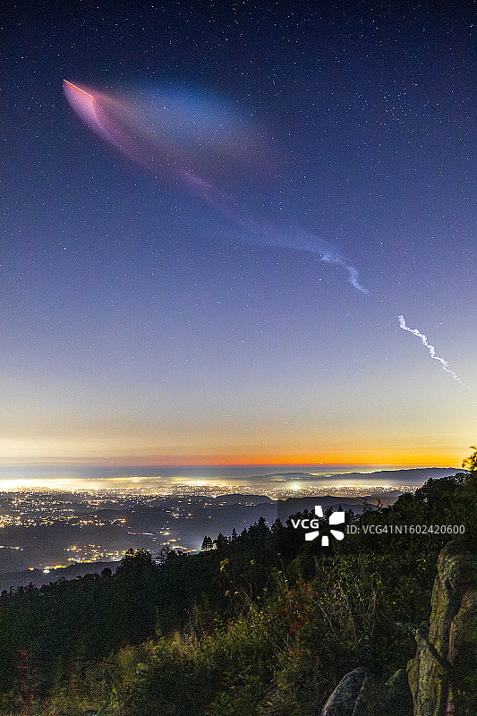 猎鹰9号火箭发射的粉色和蓝色的光芒图片素材