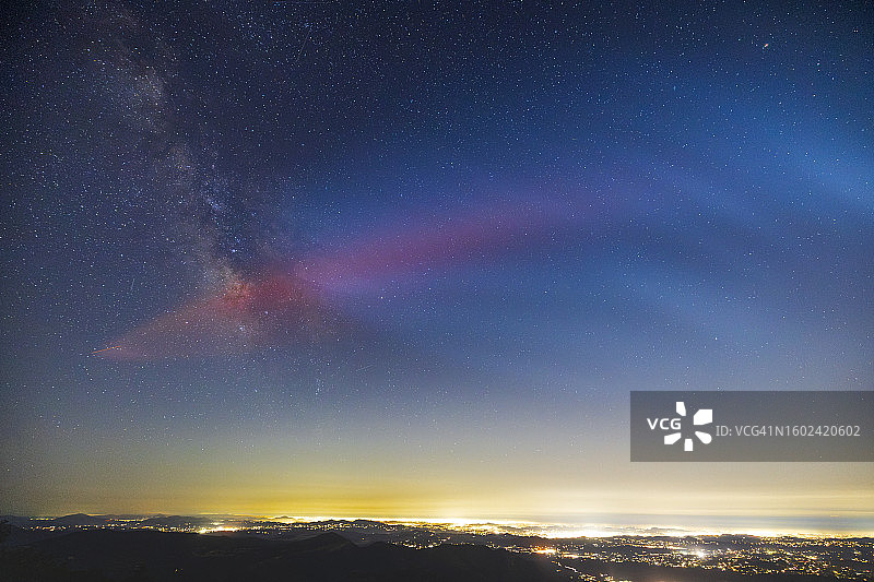 银河核心与SpaceX火箭发射的红色辉光图片素材