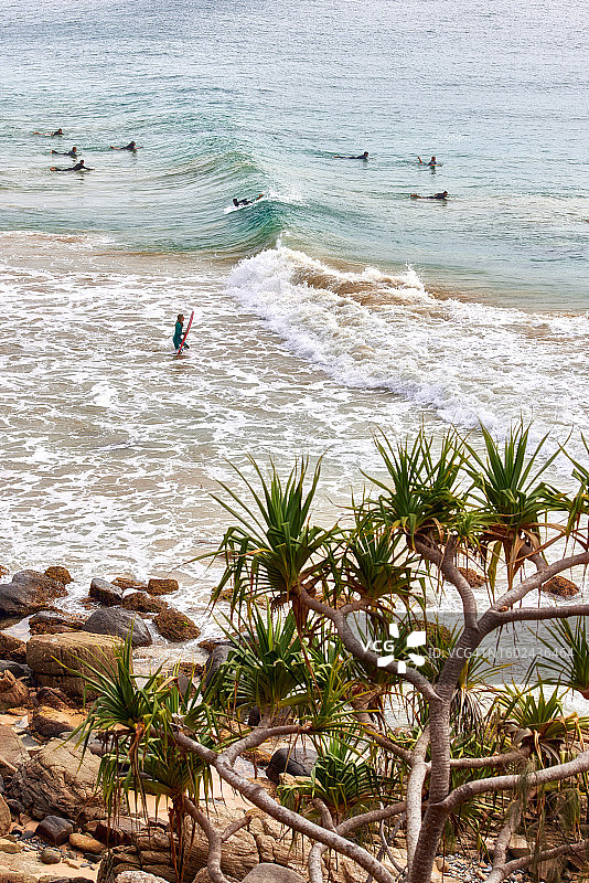 努萨世界冲浪保护区的冲浪者鸟瞰图片素材
