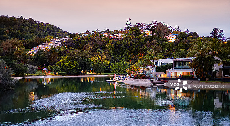 努萨河上的黄昏图片素材