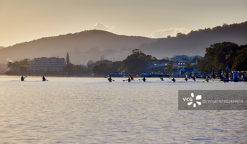 清晨的皮划艇团队图片素材