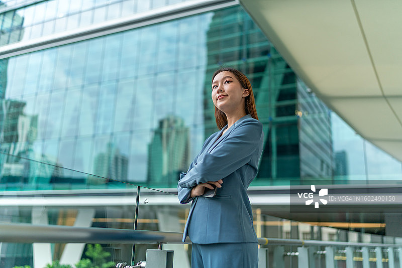 赋权女性领导力：亚洲女商人引领企业城市景观图片素材