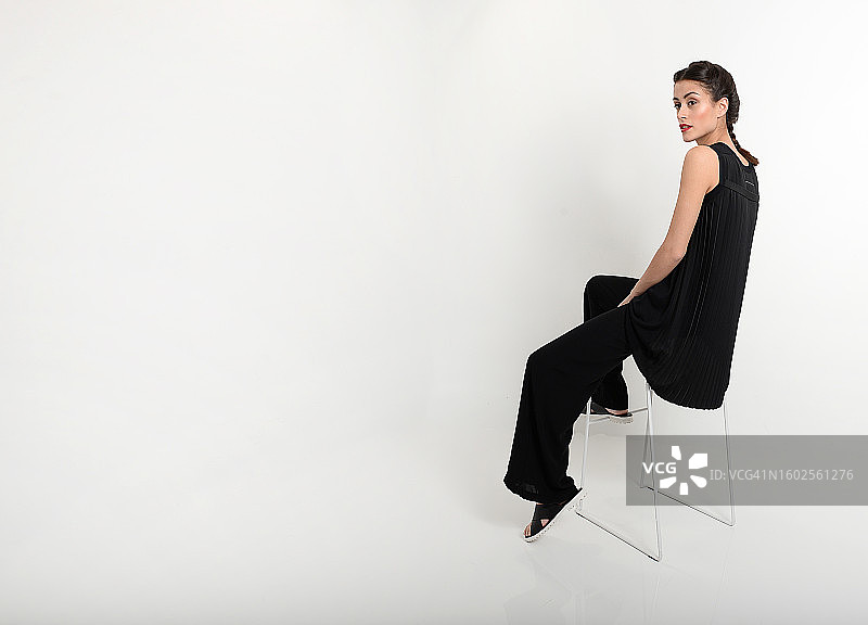 穿连衣裙的年轻女人，白色背景图片素材