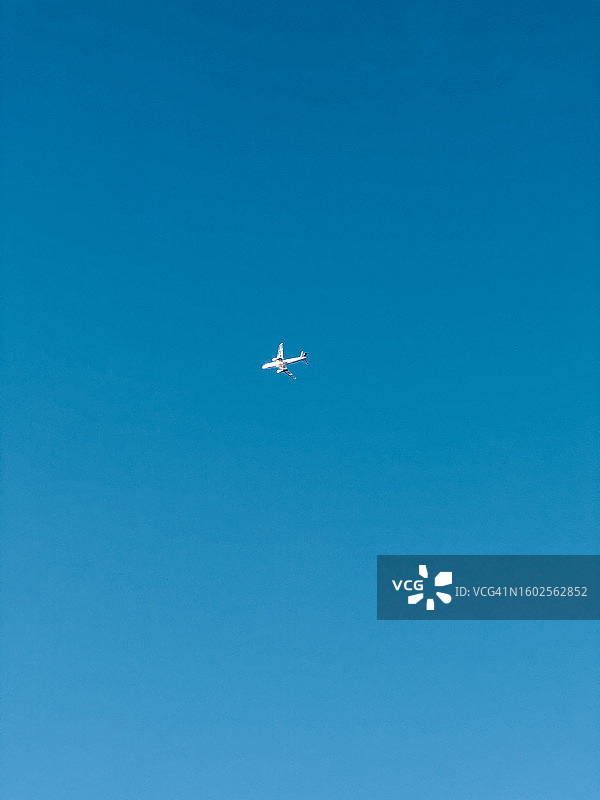 蓝天背景下的飞机图片素材