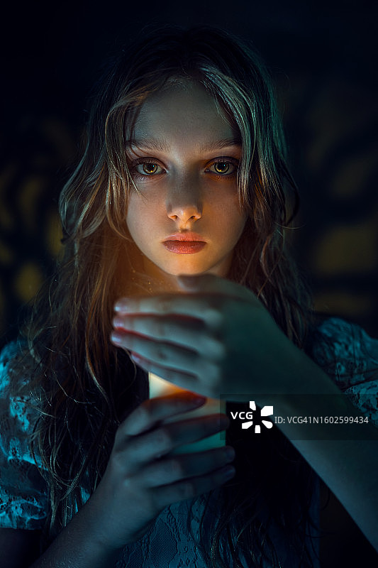 拿着蜡烛的女孩图片素材