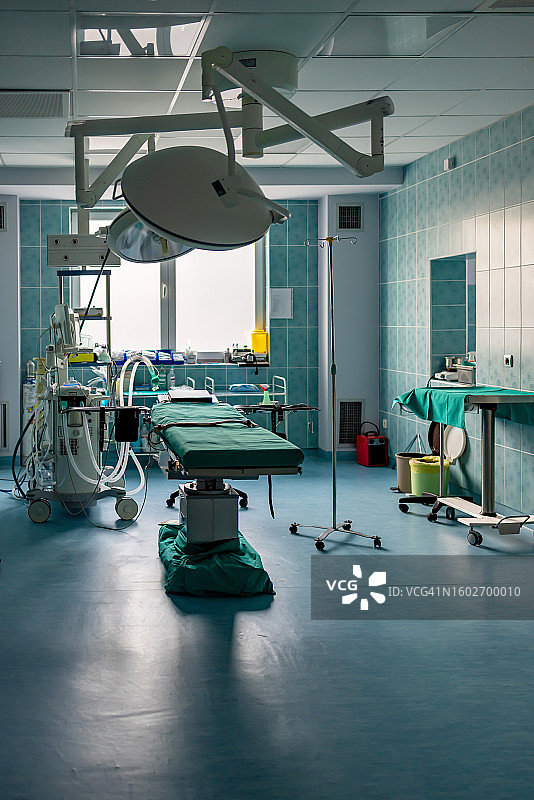 配备医疗设备的医院空急诊室图片素材