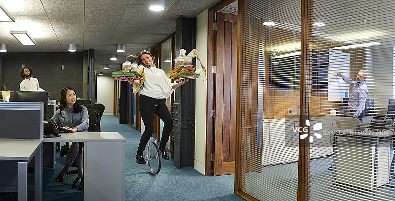 过度劳累的办公室职员图片素材