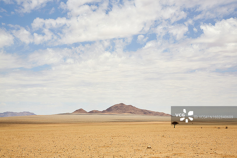 在纳米比亚沙漠景观中驾驶图片素材