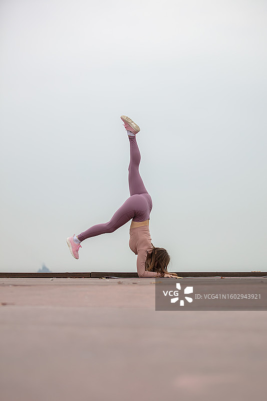 在户外锻炼的年轻金发柔韧性女子图片素材
