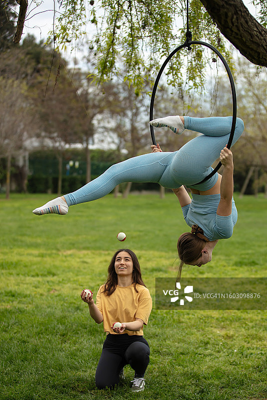 两位年轻女杂技演员图片素材