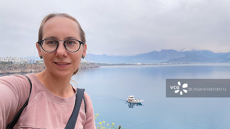 在美丽风景中度假自拍的女人图片素材