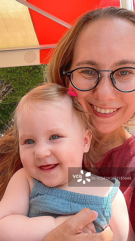 女婴和母亲的自拍照图片素材