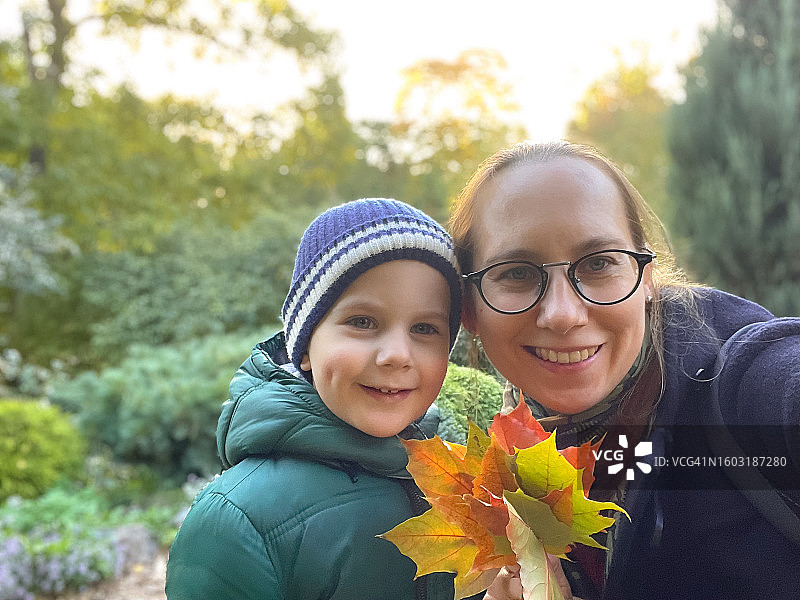 秋日公园里母亲和儿子自拍图片素材