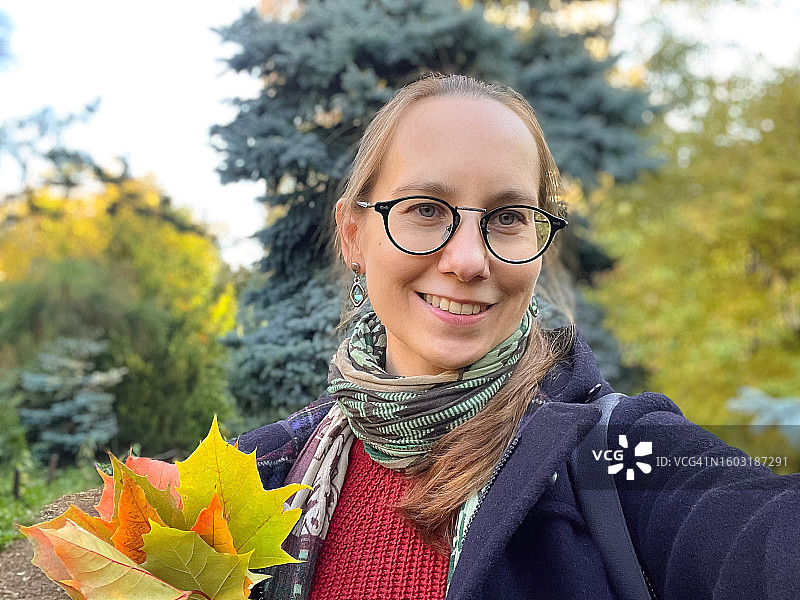 女子在秋季公园自拍图片素材