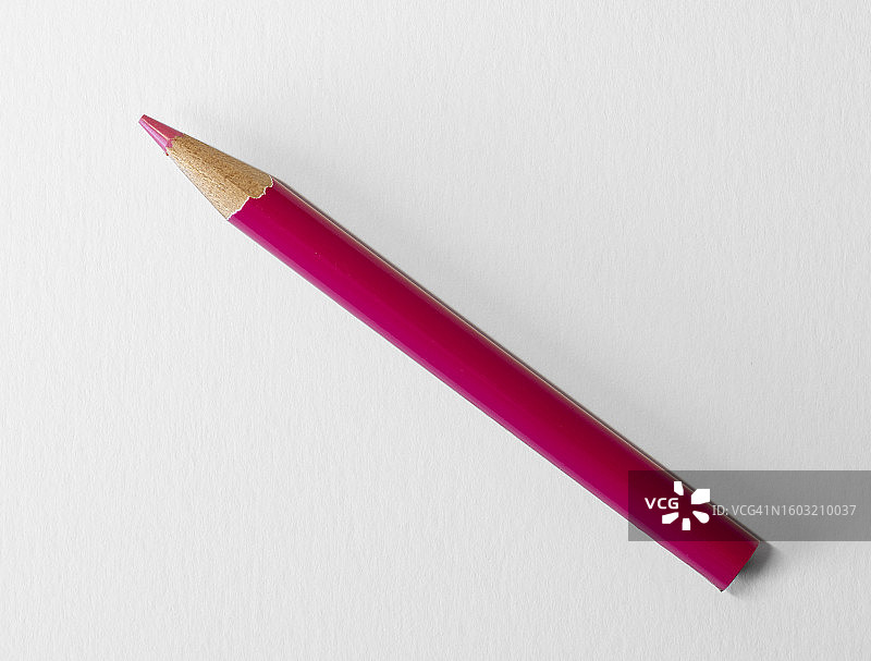 用于在白色画布上绘画的红色木制铅笔图片素材