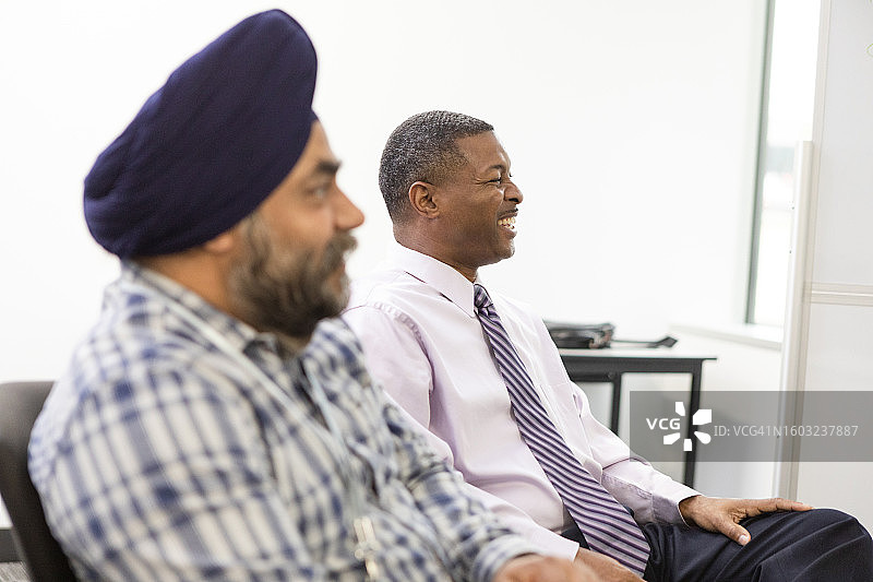 不同肤色的成熟男士参加工作会议图片素材