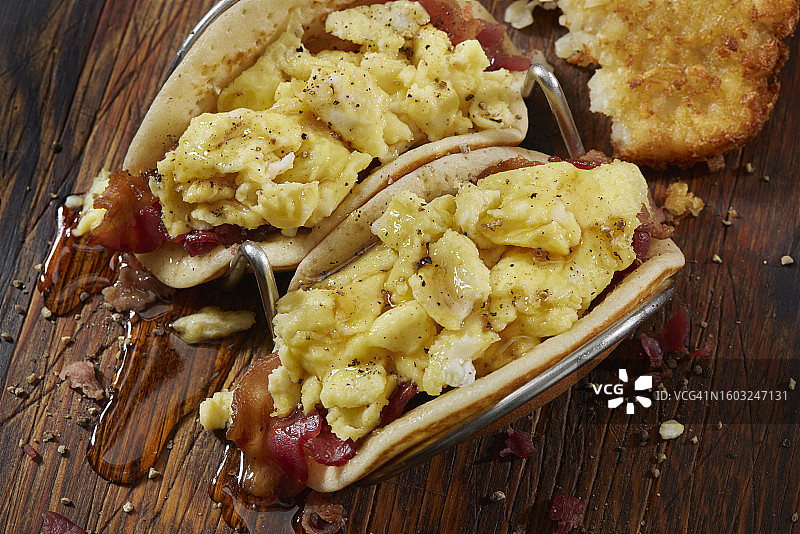 培根鸡蛋薄饼早餐卷图片素材