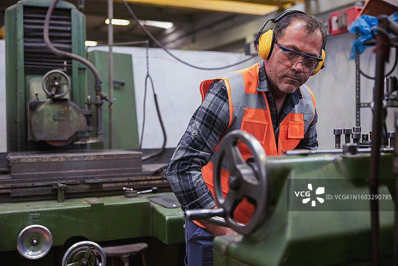 在工业工厂工作的男员工图片素材