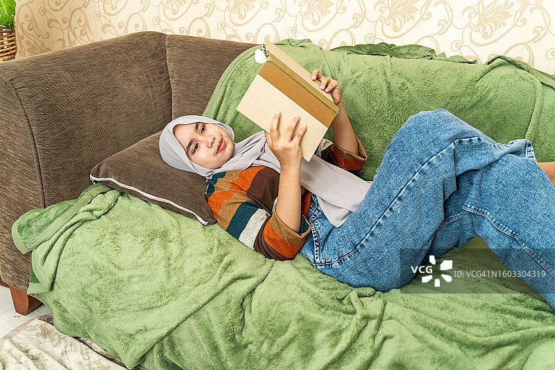 阅读书本的穆斯林女孩图片素材