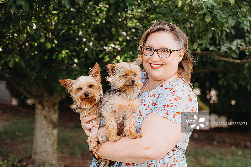 笑容满面的宠物主人和她的两只狗图片素材