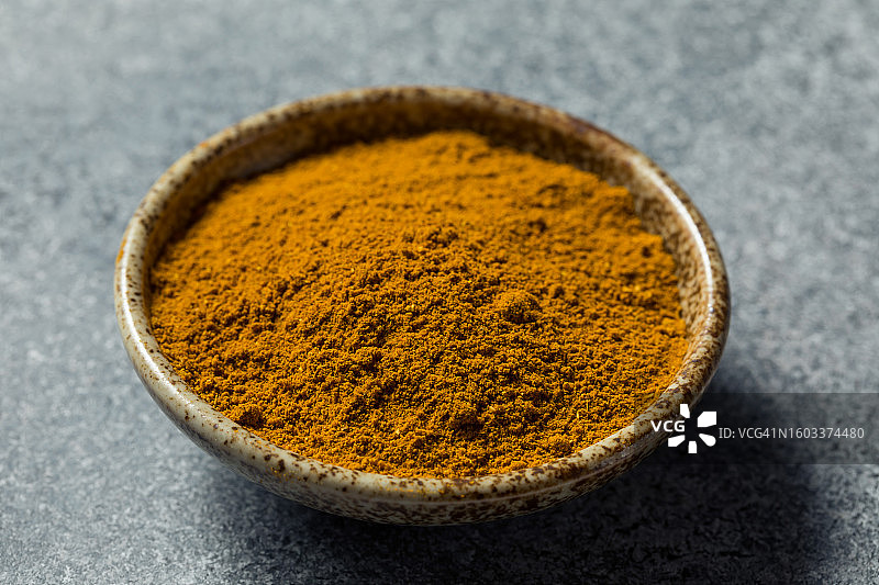 美国：碗中姜黄粉的高角度视图图片素材