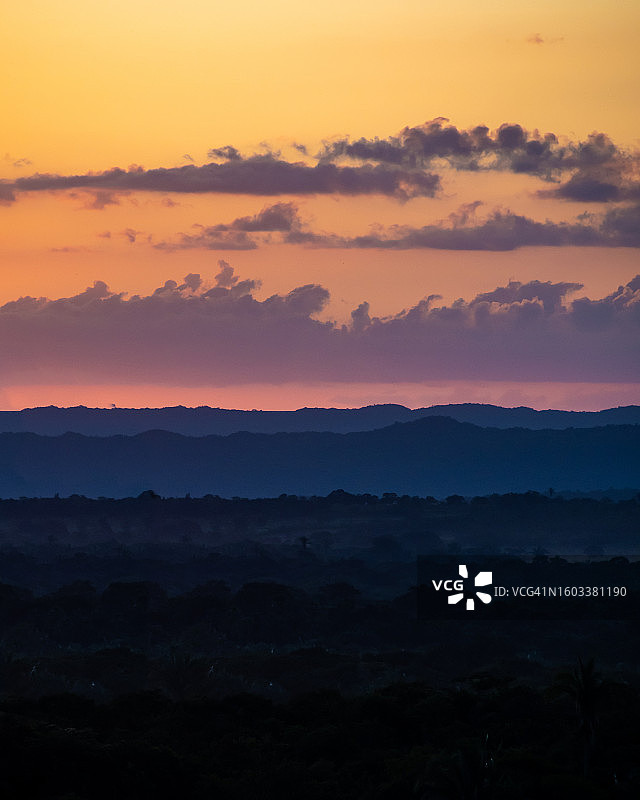 日落时群山映衬天空的剪影图片素材