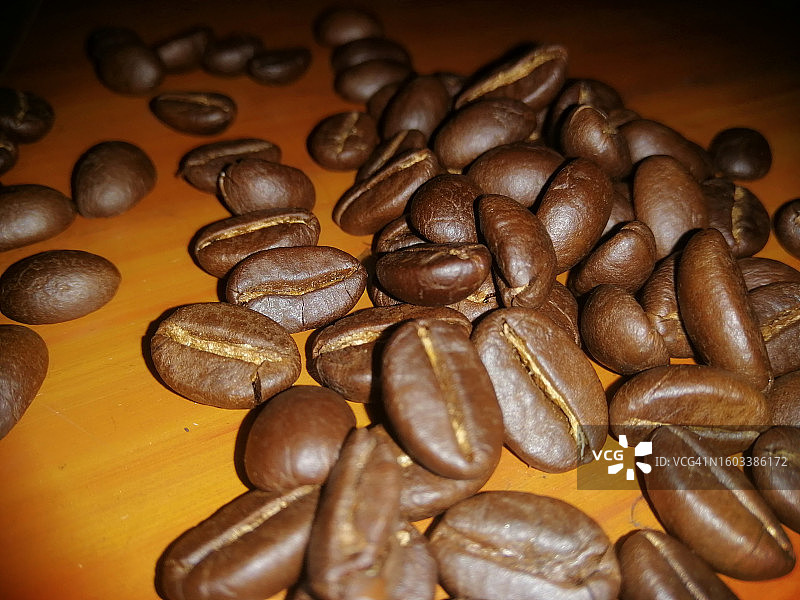 桌上咖啡豆特写图片素材