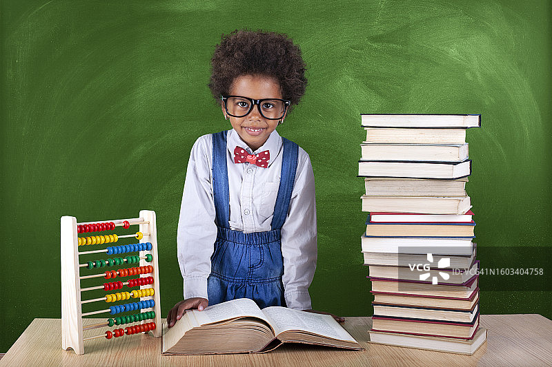 拿着书本的非裔美国小女孩图片素材