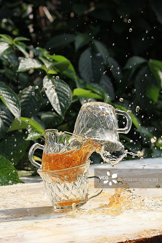 桌面上飞溅的水花特写图片素材