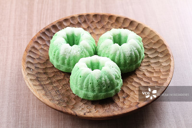 餐桌上盘子里食物的特写图片素材