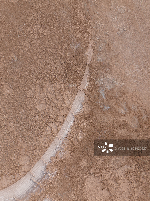 澳大利亚南澳大利亚州帕特森港干涸湖床上盐层结构的无人机俯瞰照片图片素材