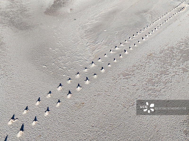 航拍视角下的托伦斯湖盐堆，澳大利亚南澳大利亚州图片素材